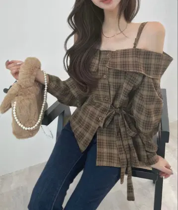 브라운 체크 오프숄더 블라우스