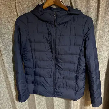 유니클로 후드 부착 네이비 다운 자켓