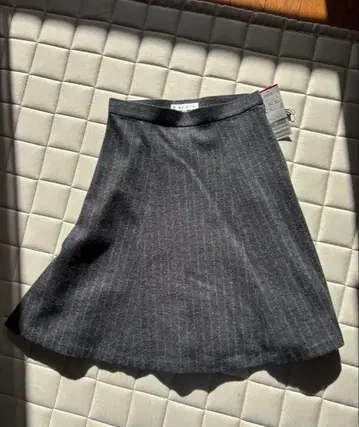 [ 미사용 새상품 ] 쿠미쿄쿠 그레이 스트라이프 플레어 스커트