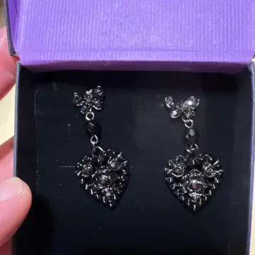 블랙 하트형 귀걸이 꽃 모티브 포함