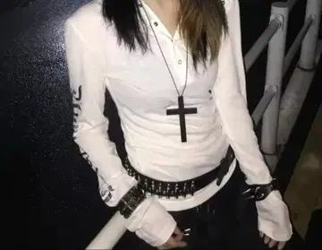 화이트 후드 부착 긴팔 T셔츠