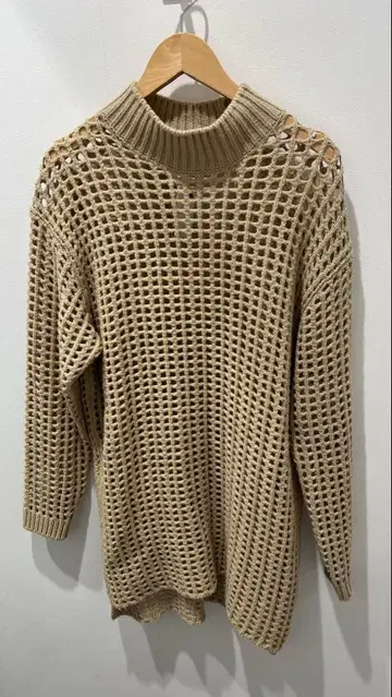 베이지 메쉬 편직 하이넥 스웨터