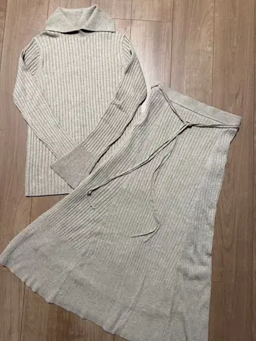 Mila Owen 리브 니트 터틀넥 & 플레어 니트 스커트 셋업