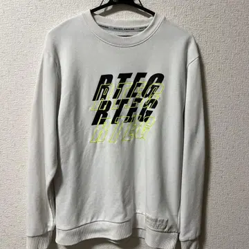 화이트 그래픽 프린트 맨투맨