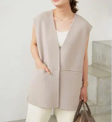 베이지 V넥 슬리브리스 베스트