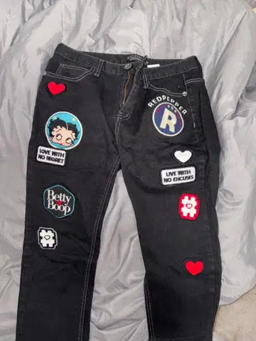 RED PEPPER 자수 패치 블랙 데님 팬츠