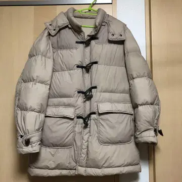 DoCLASSE 베이지 토글 버튼 후드 부착 다운 코트