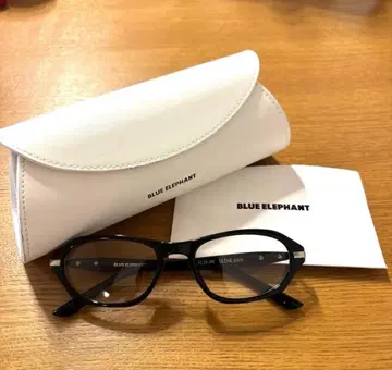 [ 새상품급 ] BLUE ELEPHANT 검은색 테두리 안경