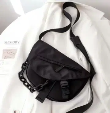 체인 포함 블랙 숄더백