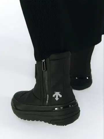 [ emmi x DESCENTE ] DTrace PAD HI