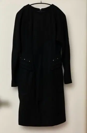 스터드 장식 블랙 무릎 기장 무릎 아래 원피스 긴팔 울 소재