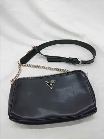 게스 블랙 계열 체인 숄더백 로고 플레이트 포함 여성용