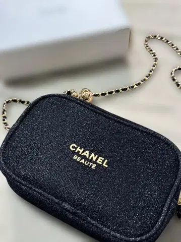 한정판의 절묘한 클러치입니다. 블랙 클러치백