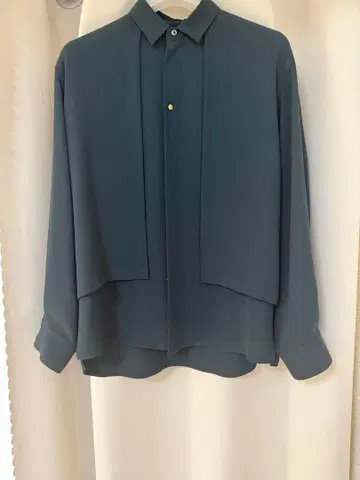 다크 그린 긴팔 셔츠 덧댄 천 디자인