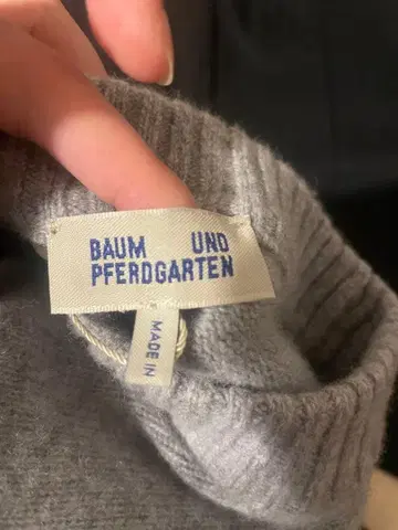 BAUM UND PERDGARTEN 그레이 프릴 니트