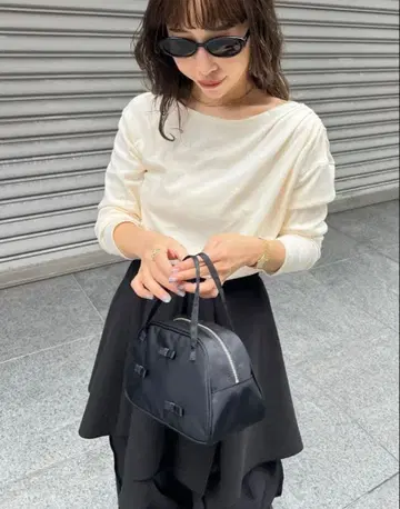 MEER. SHOULDER GATHERED TOP CRM