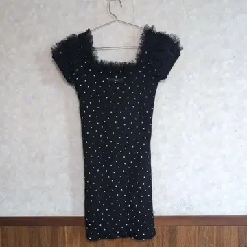 에핀 도트 무늬 프릴 미니 원피스 반팔