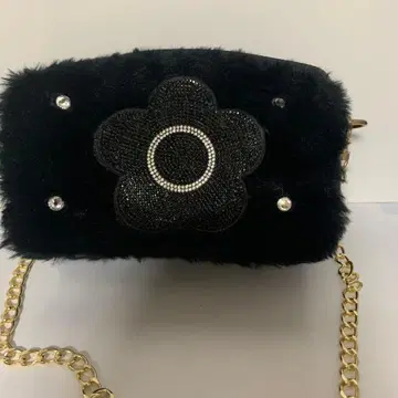 블랙 퍼와 가죽 숄더백