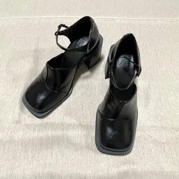 새상품급 HAY 스퀘어 스트랩 힐 펌프스 블랙