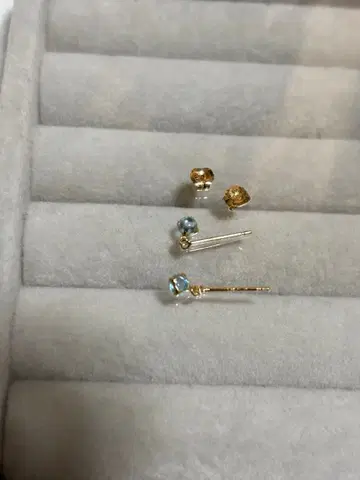 파란색 스터드 귀걸이와 골드 컬러 귀걸이 세트