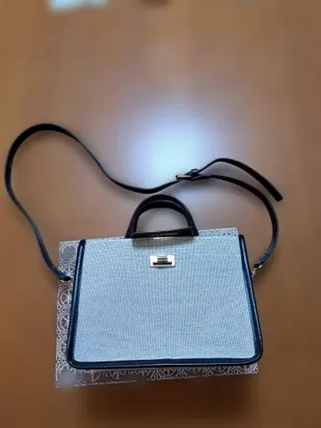 핸들 포함 숄더백 블랙과 화이트 콤비네이션