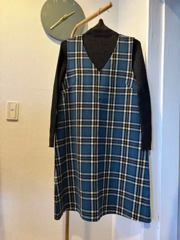 파랑과 블랙 체크 무늬 슬리브리스 원피스