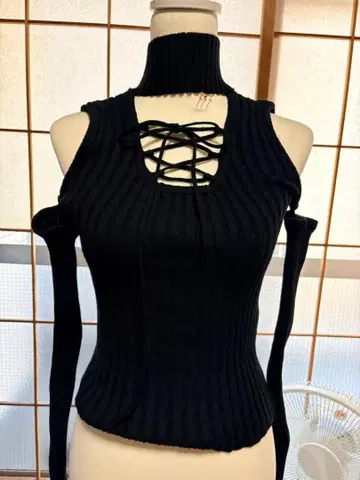 h.NAOTO 오프숄더 리브 니트