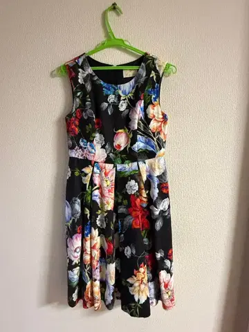 꽃무늬 슬리브리스 A라인 드레스