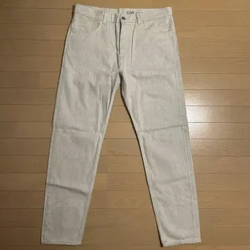 COS 화이트 데님 팬츠