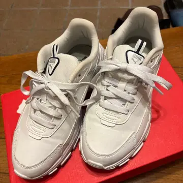 최종 가격 인하 Puma 화이트 스니커즈 24.5cm