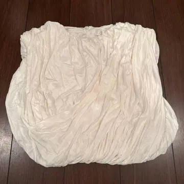 BLOSSOM 드레이프 디자인 화이트 티셔츠