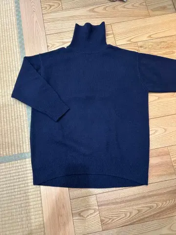 ebure 네이비 터틀넥 스웨터