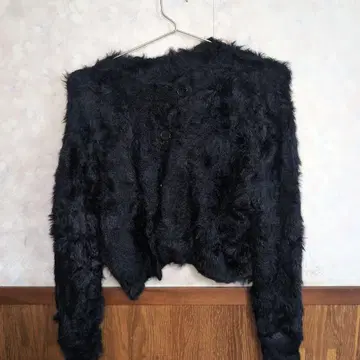퍼 소재의 블랙 숏 가디건