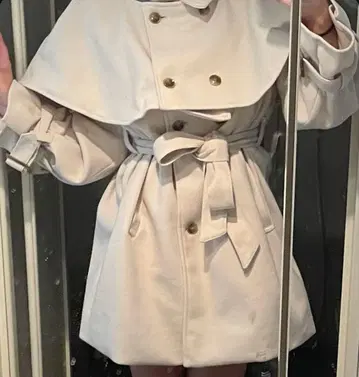 화이트 숏 트렌치코트
