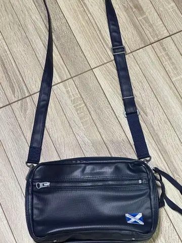 네이비 합성 피혁 숄더백