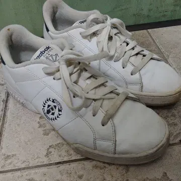 리복 클래식 화이트 가죽 스니커즈