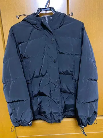 후드 부착 블랙 다운 자켓