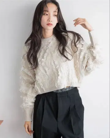 로리즈팜 아이보리 프릴 디자인 니트