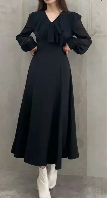 프릴 칼라 플레어 원피스 블랙 JUNOAH