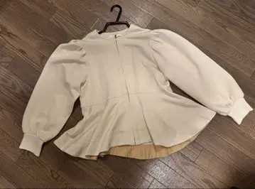 피칭 플럼 플레어 실루엣 노카라 자켓