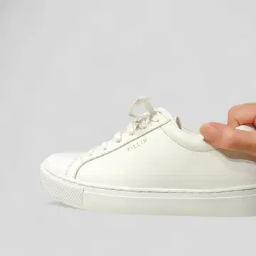 미사용 FILL IN 가죽 화이트 스니커즈 24 사이즈