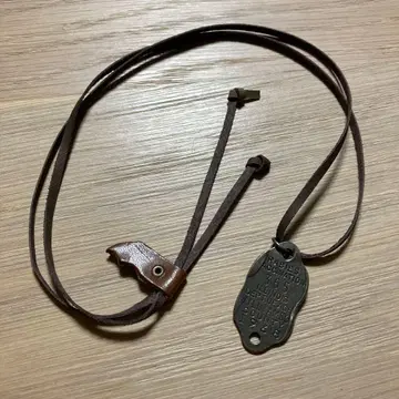 가죽과 금속제 목걸이 1968년