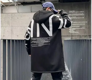 후드 부착 블랙 다운 자켓