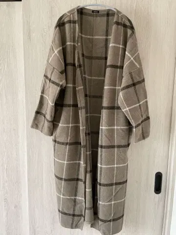 베이지 계열 체크 롱 코트