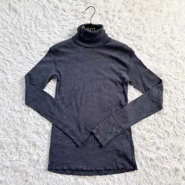 [ 착용 2회 ] 두지엠 클라세 터틀넥 리브 니트 그레이 울 100