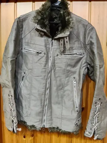 퍼가 달린 그레이 점퍼