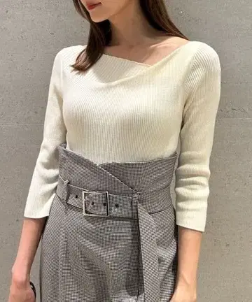 [ 새상품급 ] 드레이프 데콜테 리브 니트 FRAY I.D