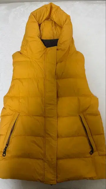 후드 부착 다운 베스트 머스타드 색상