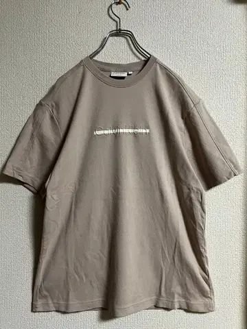 [ Calvin Klein ] 엠보싱 로고 티셔츠 베이지/그레이 S