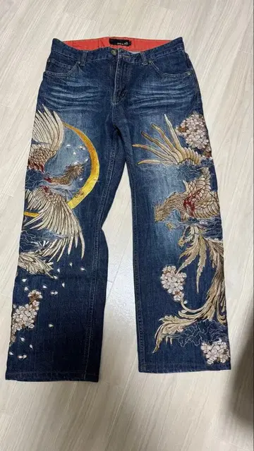 봉황 자수가 들어간 다크 블루 데님 팬츠